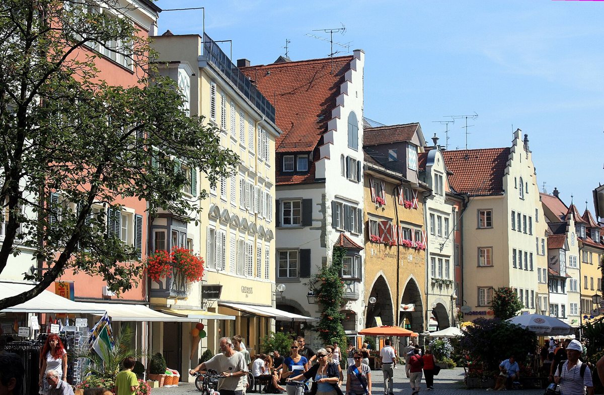 Historische Häuserzeile in der Maximilianstraße auf der Lindauer Insel